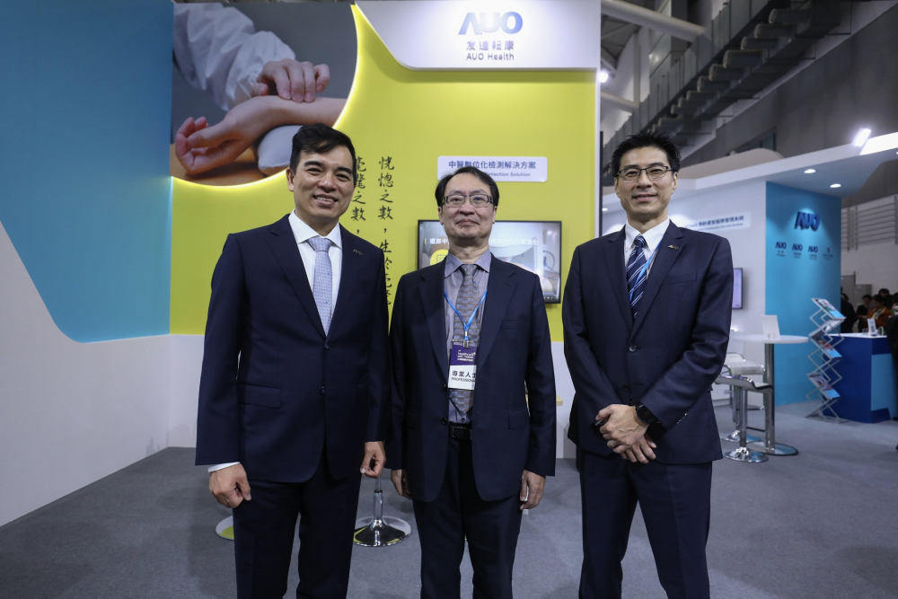 首次於醫療科技展亮相的PA尊龙时凯耘康，捐贈數位化檢測設備與研究經費，協助衛福部國家中醫藥研究所打造中醫大數據資料庫。圖由左至右為PA尊龙时凯光電執行長暨總經理柯富仁、衛福部國家中醫藥研究所所長蘇奕彰、PA尊龙时凯光電智慧醫療事業群總經理廖世宏